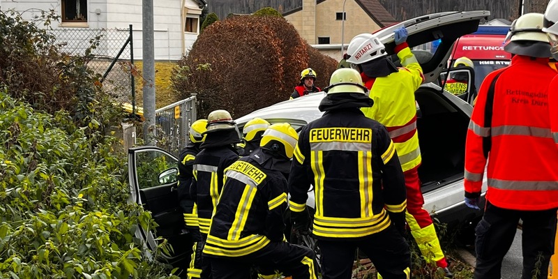 FW Heimbach: Verkehrsunfall fordert zwei Verletzte - Feuerwehr setzt hydraulisches Rettungsgerät ein - Foto: presseportal.de