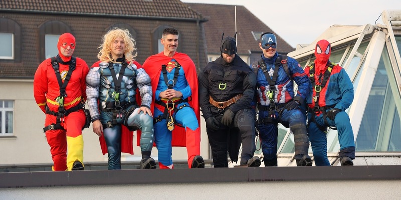 FW-E: Superhelden-Aktion der Höhenrettung - Feuerwehr Essen überrascht kleine Patientinnen und Patienten - Foto: presseportal.de