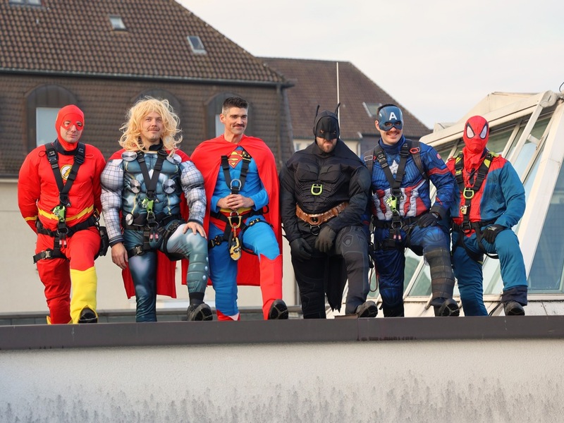 FW-E: Superhelden-Aktion der Höhenrettung - Feuerwehr Essen überrascht kleine Patientinnen und Patienten - Foto: presseportal.de