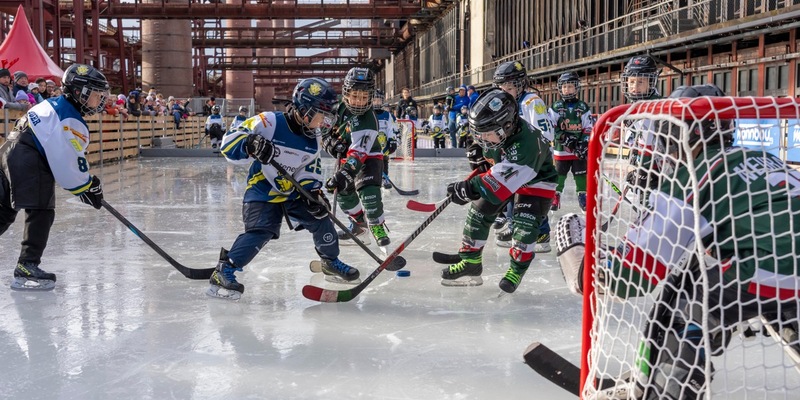 Zollverein-Eisbahn bis 6. Januar 2026 geöffnet / 150 Meter langer Schlittschuhspaß zwischen Schornsteinen und Koksöfen - Foto: presseportal.de