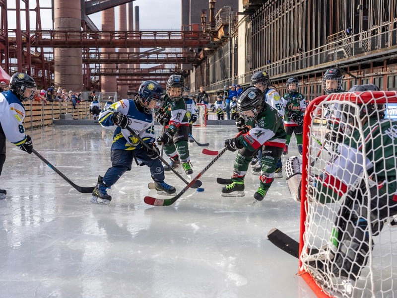 Zollverein-Eisbahn bis 6. Januar 2026 geöffnet / 150 Meter langer Schlittschuhspaß zwischen Schornsteinen und Koksöfen - Foto: presseportal.de