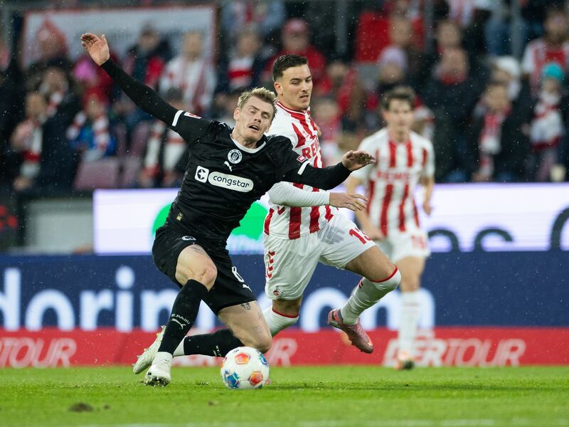 El Mala jubelt über sein Tor zum 1:0.  - Foto: Rolf Vennenbernd/dpa