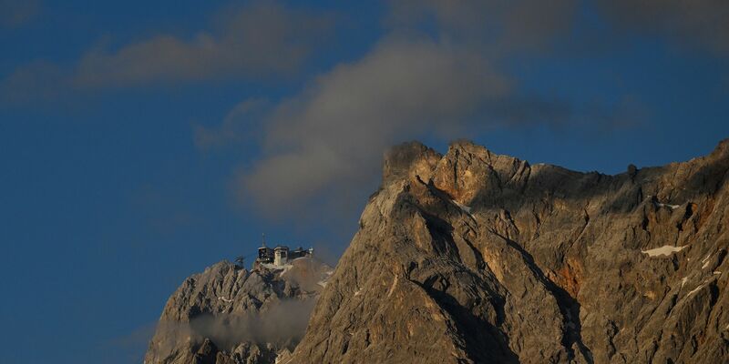 Ein 19-Jähriger aus Baden-Württemberg ist auf einem Klettersteig an der Zugspitze tödlich verunglückt. (Archivbild) - Foto: Angelika Warmuth/dpa