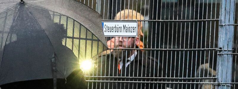 Gottschalks langjähriger Weggefährte Mike Krüger (M.) war ebenfalls am Studio zu sehen. - Foto: Christoph Reichwein/dpa