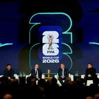 Im Kreise von Fußball-Legenden wie Ronaldo (Zweiter von links) präsentierte FIFA-Chef Infantino (Dritter von links) den Spielplan. - Foto: Chris Carlson/AP/dpa