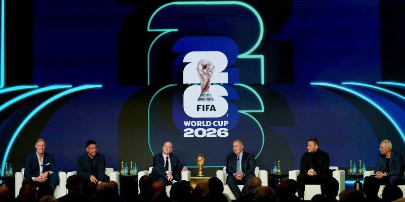 Im Kreise von Fußball-Legenden wie Ronaldo (Zweiter von links) präsentierte FIFA-Chef Infantino (Dritter von links) den Spielplan. - Foto: Chris Carlson/AP/dpa