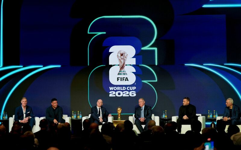 Im Kreise von Fußball-Legenden wie Ronaldo (Zweiter von links) präsentierte FIFA-Chef Infantino (Dritter von links) den Spielplan. - Foto: Chris Carlson/AP/dpa