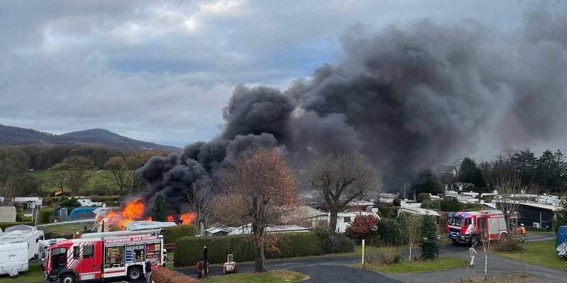 FW Bad Honnef: Zwei brennende Campingwagen sorgen für starke Rauchentwicklung - Foto: presseportal.de