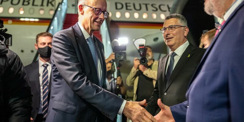 Der Kanzler ist zu seinem Antrittsbesuch in Israel eingetroffen. - Foto: Michael Kappeler/dpa