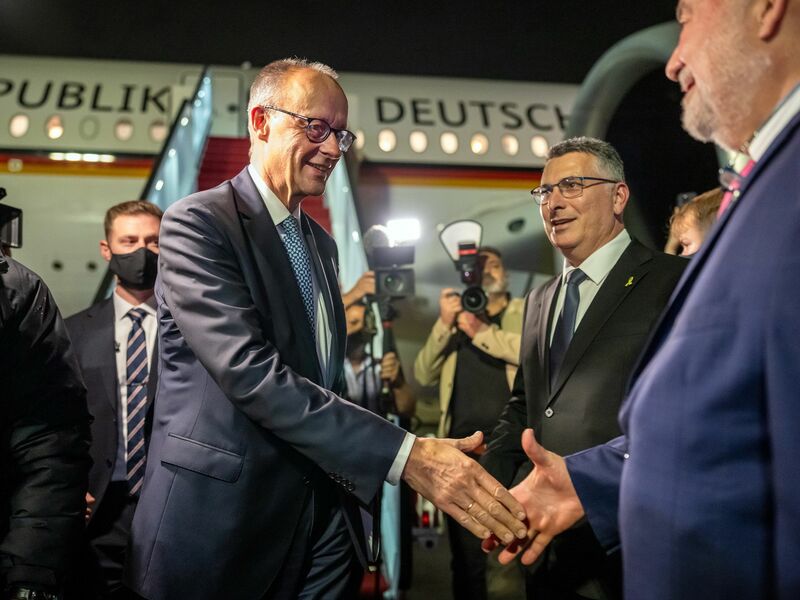 Der Kanzler ist zu seinem Antrittsbesuch in Israel eingetroffen. - Foto: Michael Kappeler/dpa