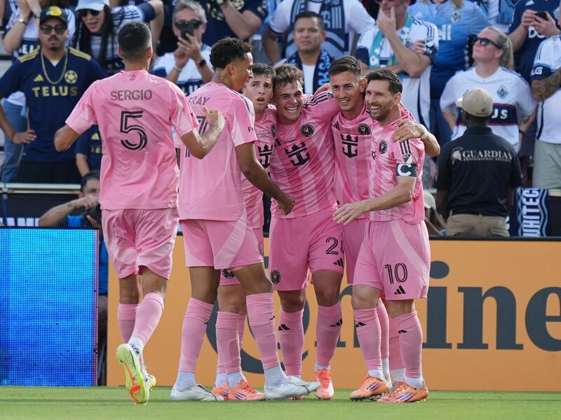 Miami jubelt über das 1:0 - ein Eigentor von Vancouver-Profi Ocampo. - Foto: Rebecca Blackwell/AP/dpa