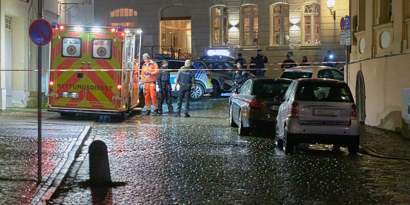 Polizisten suchen in der Innenstadt von Ansbach den Tatort ab. - Foto: Tizian Gerbing/dpa