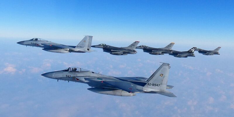 Chinesische Militärflugzeuge sollen japanische Kampfjets mit ihrem Feuerleitradar ins Visier genommen haben. (Archivfoto) - Foto: Uncredited/Joint Staff of the Japanese Self-Defense Force/AP/dpa
