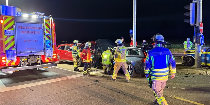 FW Weinheim: Drei Fahrzeuge kollidieren auf der Kreuzung B38 / Viernheimer Straße, darunter ein Streifenwagen der Polizei - Foto: presseportal.de