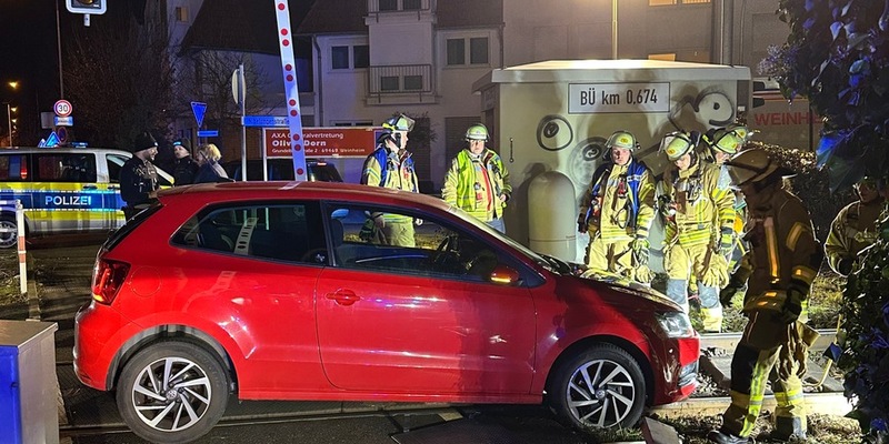 FW Weinheim: Auto landet auf den Gleisen am Bahnübergang Bergstraße. Feuerwehr hebt festgefahrenen Volkswagen mit Hebekissen aus dem Gleisbett - Foto: presseportal.de