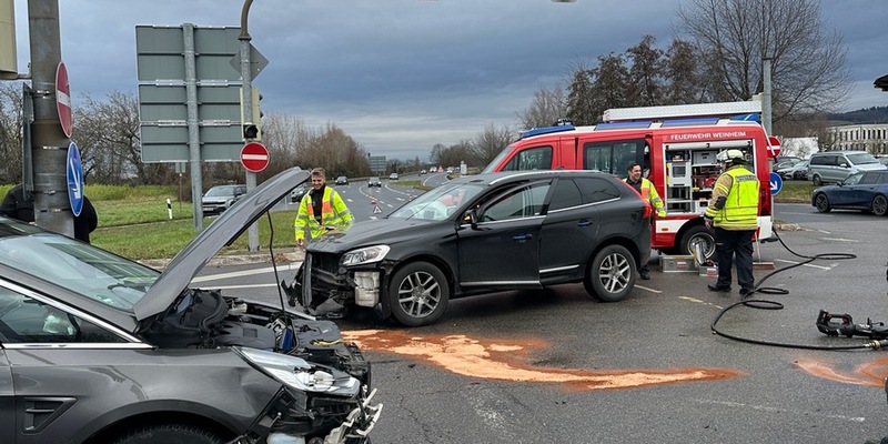 FW Weinheim: Wieder Verkehrsunfall auf der B38 Kreuzung Viernheimer Straße - Foto: presseportal.de