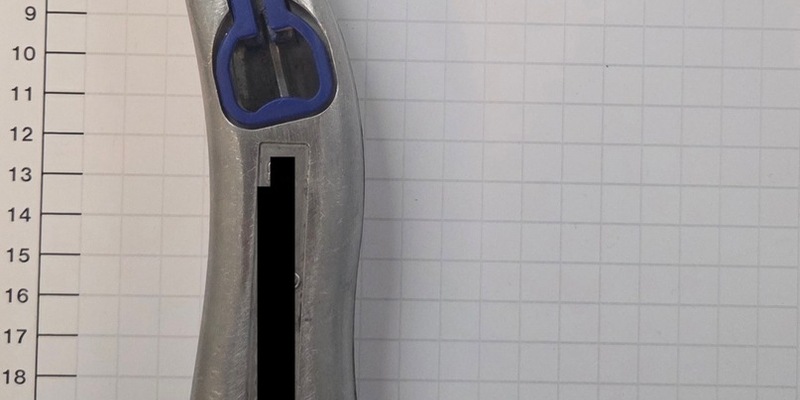 BPOL NRW: Bei Kontrollen an den Bahnhöfen beschlagnahmte die Bundespolizei mehrere Messer und einen Schlagstock. - Foto: presseportal.de