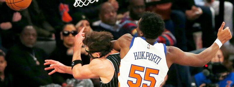 NBA-Star Franz Wagner (links) wird von seinem deutschen Landsmann und Gegenspieler Ariel Hukporti folgenschwer gefoult. - Foto: John Munson/AP/dpa