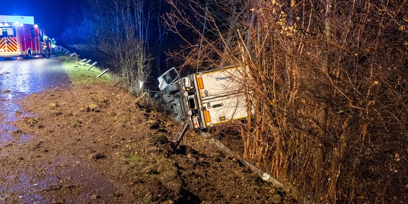 FW Porta Westfalica: 07.12.2025 - BAB2: LKW stürzt Böschung hinab / 2 Personen leichtverletzt - Foto: presseportal.de