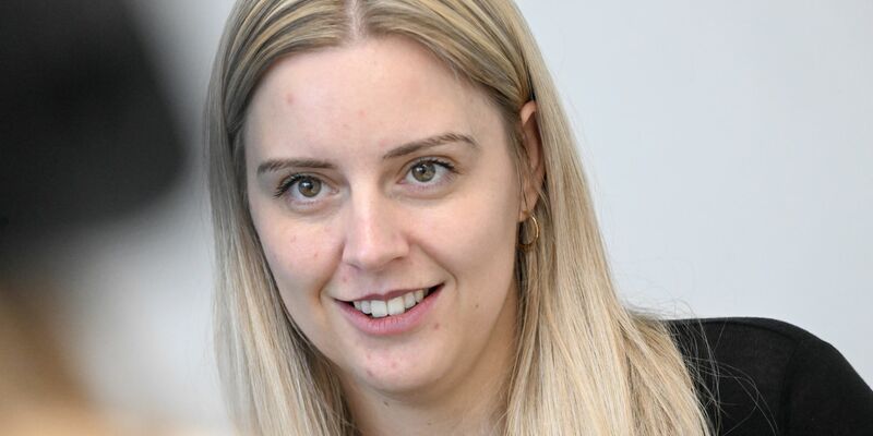 Esa-Ingenieurin Benthaus ist seit einem Unfall 2018 beim Mountainbiken von der Brust abwärts gelähmt. - Foto: Felix Hörhager/dpa