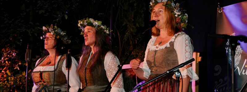 Die Sängerin und Jodellehrerin Sonja Morgenegg (rechts) aus dem Kanton Thurgau bezeichnet sich als «Wildjodlerin». - Foto: Silvia Kumar/Sonja Morgenegg/dpa