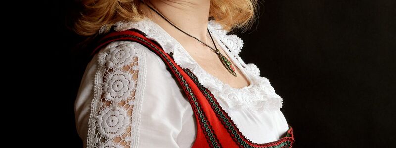 «Meine Wurzeln sind in den Schweizer Bergen. Und auf diesen Wurzeln wachsen meine neuen Wildjodelmelodien wie die Äste eines Baumes in verschiedene Richtungen», sagt Sonja Morgenegg. - Foto: Yasmin Ilg/Sonja Morgenegg/dpa