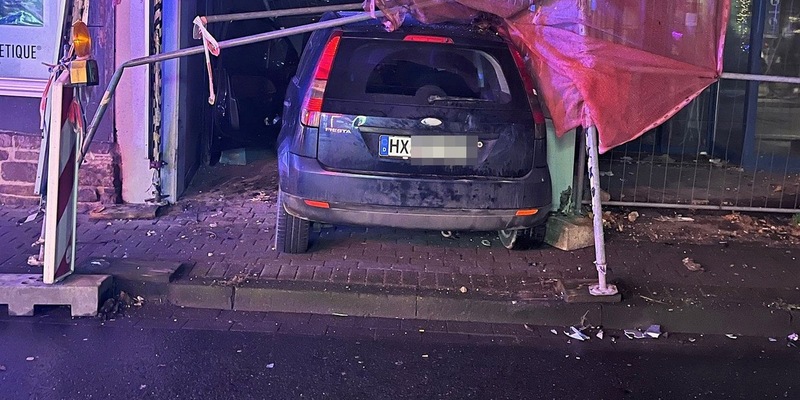 POL-HX: Auto fährt in eingerüstetes Geschäftshaus - Foto: presseportal.de