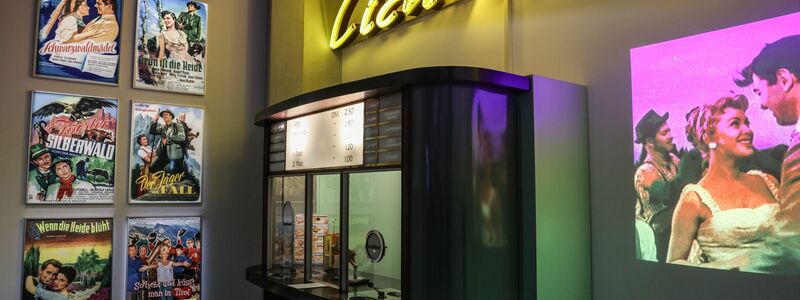 Eine Schallplatten-Theke ist ein besonderer Hingucker der Ausstellung: Besucher können selbst Musik auflegen. - Foto: Oliver Berg/dpa