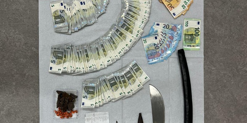 POL-K: 251208-2-K Heroin, Macheten und mehrere tausend Euro Bargeld sichergestellt - Mutmaßlicher Dealer wird Haftrichter vorgeführt - Foto: presseportal.de