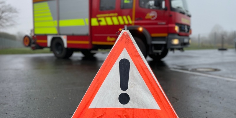 FW Lehrte: Parkende PKW behindern Feuerwehreinsatz in Ahlten - Foto: presseportal.de