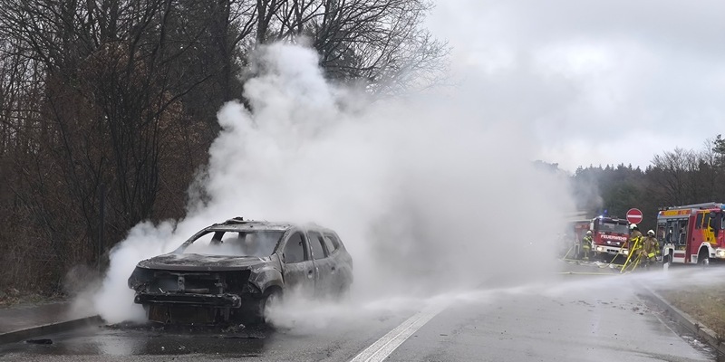 POL-PASTKL: Brennendes Fahrzeug - Foto: presseportal.de