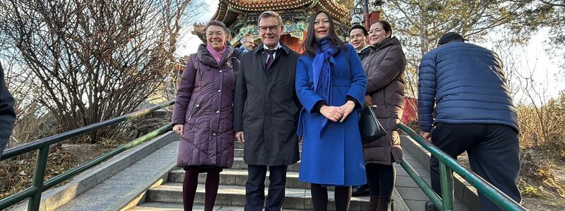 Ein Kurztrip auf den bei Touristen beliebten Kohlehügel bot Wadephul einen Blick über die berühmte Verbotene Stadt.   - Foto: Jörg Blank/dpa
