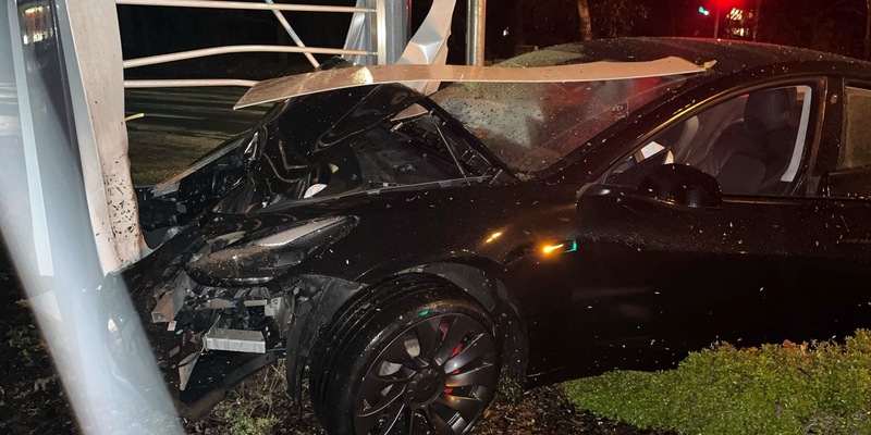 POL-MI: Alkoholisierter Autofahrer kracht gegen Werbetafel - Foto: presseportal.de