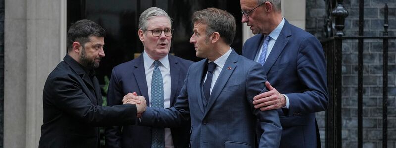 Gestern hatte Selenskyj (l-r) den britischen Premier Starmer, den französischen Präsidenten Macron und Kanzler Merz in London getroffen. - Foto: Kin Cheung/AP/dpa