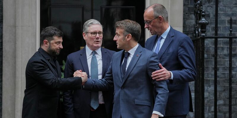 Selenskyj bleibt nach einem Gespräch in London bei seinen roten Linien. - Foto: Kin Cheung/AP/dpa