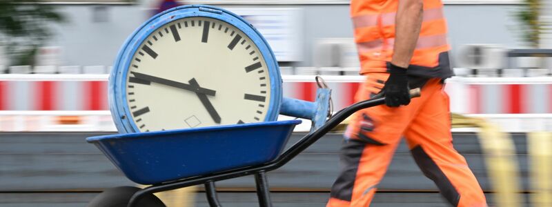 Immer wieder wird über die Arbeitszeit und auch die Abschaffung von Arbeitstagen diskutiert. (Symbolbild) - Foto: Arne Dedert/dpa/dpa-tmn