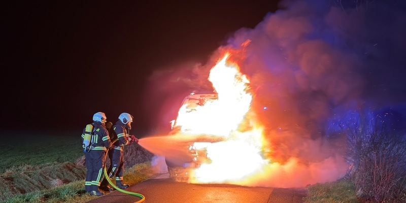 FW-AUR: Sprinter niedergebrannt - Foto: presseportal.de