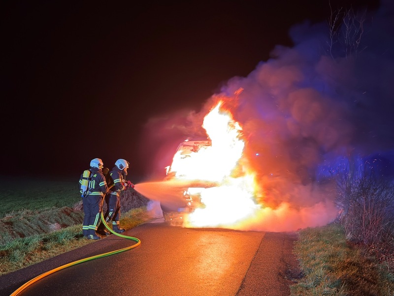 FW-AUR: Sprinter niedergebrannt - Foto: presseportal.de