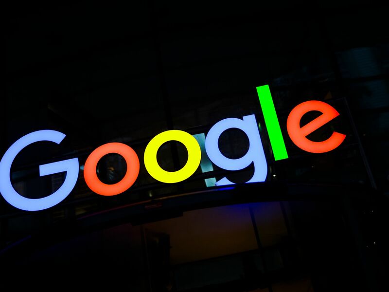 Google könnte nach Ansicht der EU-Kommission auf dem KI-Markt gegen Wettbewerbsrecht verstoßen haben. (Archivbild) - Foto: Christian Charisius/dpa