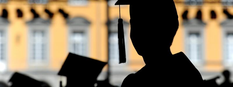 Frauen starten häufiger ein Studium als Männer, doch auf dem Weg zur Professur sinkt ihr Anteil deutlich. (Symbolbild) - Foto: Julian Stratenschulte/dpa