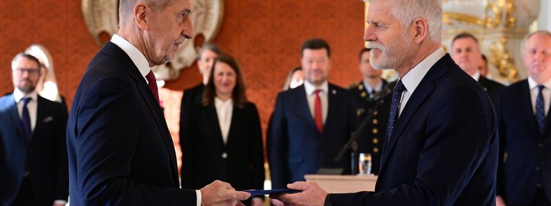 Der tschechische Präsident Petr Pavel (r) ernennt Andrej Babis zum neuen Ministerpräsidenten. - Foto: Kamaryt Michal/CTK/dpa