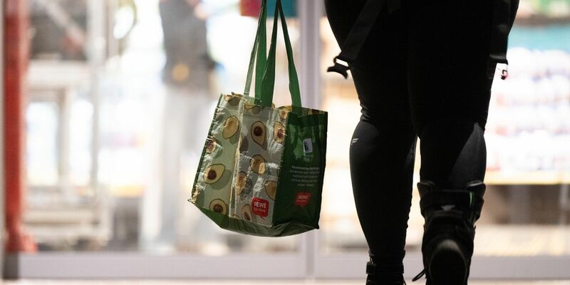 Auch Ausgaben für den Verkehr wie Autofahren sind große Posten im Haushalt. - Foto: Sebastian Kahnert/dpa