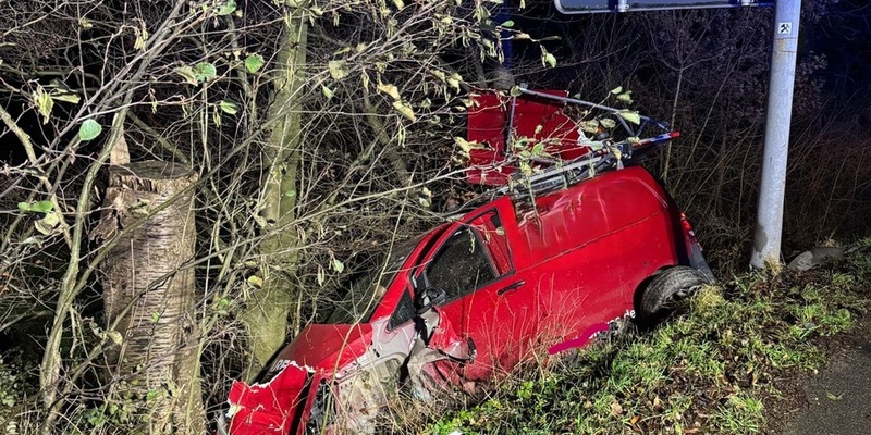 FW-EN: Kleintransporter rutscht Böschung hinab - Foto: presseportal.de