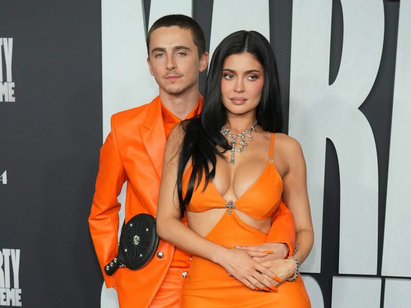 Zweimal in Orange: Timothée Chalamet (l) und seine Freundin Kylie Jenner bei der «Marty Supreme»-Premiere. - Foto: Jordan Strauss/Invision/AP/dpa