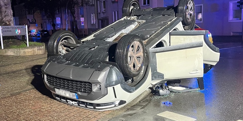 POL-BO: Zusammenstoß in Herne - Fahrzeug bleibt nach Unfall auf Dach liegen - Foto: presseportal.de