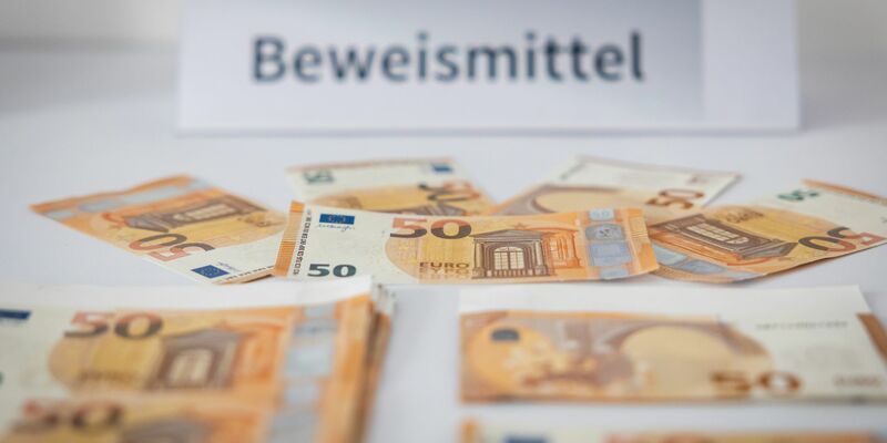 Die beiden Verdächtigen sollen nach bisherigem Ermittlungsstand mehr als 300.000 Euro Falschgeld hergestellt und in Umlauf gebracht haben.  - Foto: Daniel Karmann/dpa