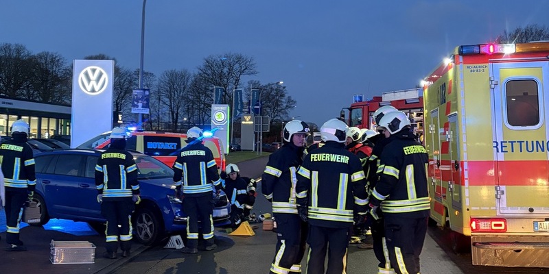 FW-AUR: Nach Kollision unter Fahrzeug eingeklemmt - Foto: presseportal.de