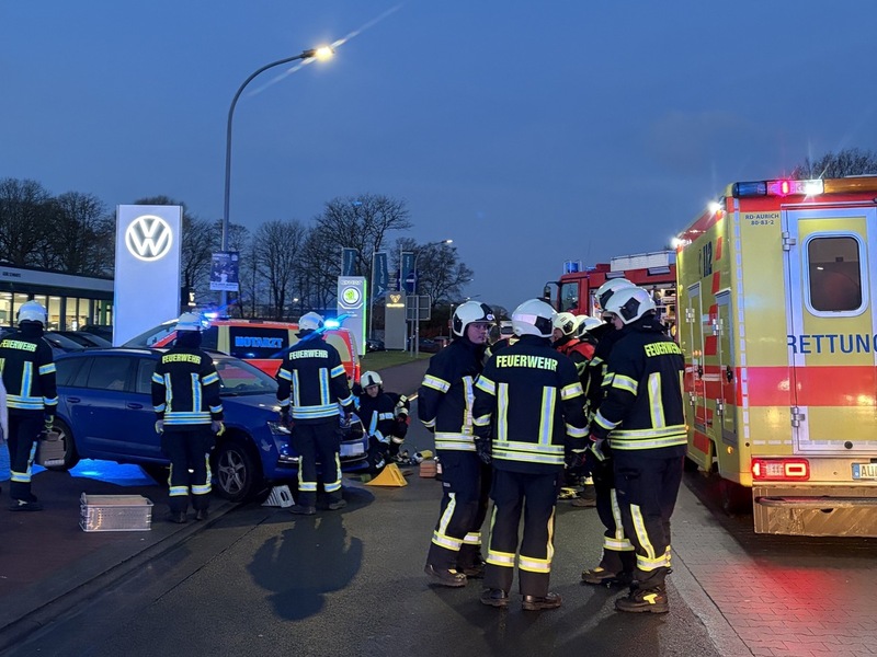 FW-AUR: Nach Kollision unter Fahrzeug eingeklemmt - Foto: presseportal.de