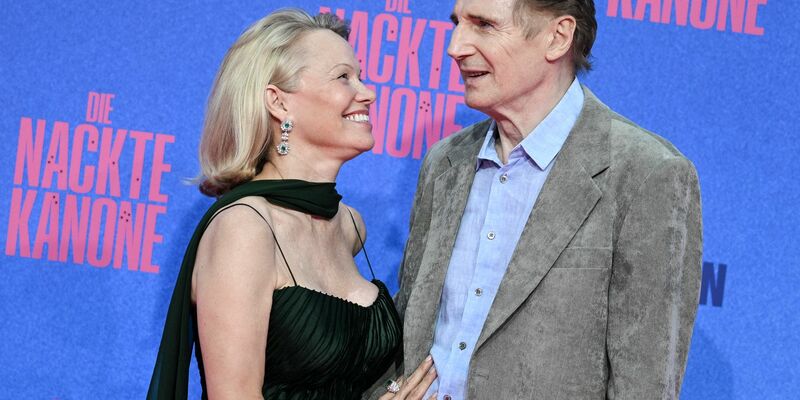 Pamela Anders und Liam Neeson bei Pressetermin für «Die nackte Kanone». (Archivbild) - Foto: Jens Kalaene/dpa