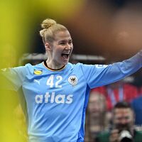 Für Rechtsaußen Jenny Behrend ist es schon jetzt der größte Erfolg im Nationalteam. - Foto: Federico Gambarini/dpa